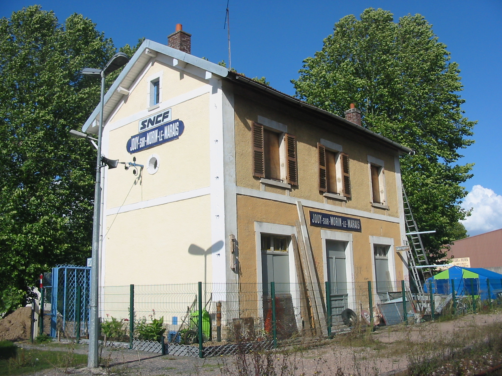 Côté sud du Bâtiment Voyageurs de Jouy sur Morin - Le Marais au 15 septembre 2004