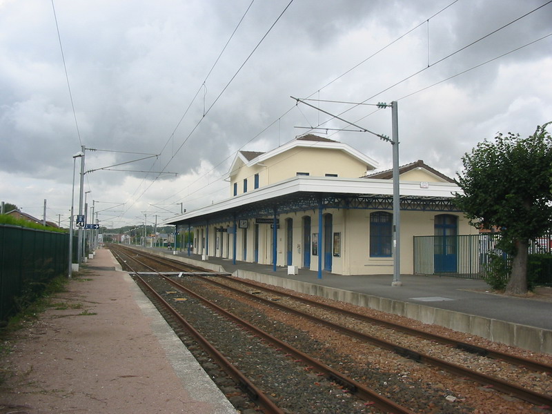 Gare intrieure de Coulommiers vue vers Gretz au 15 septembre 2004