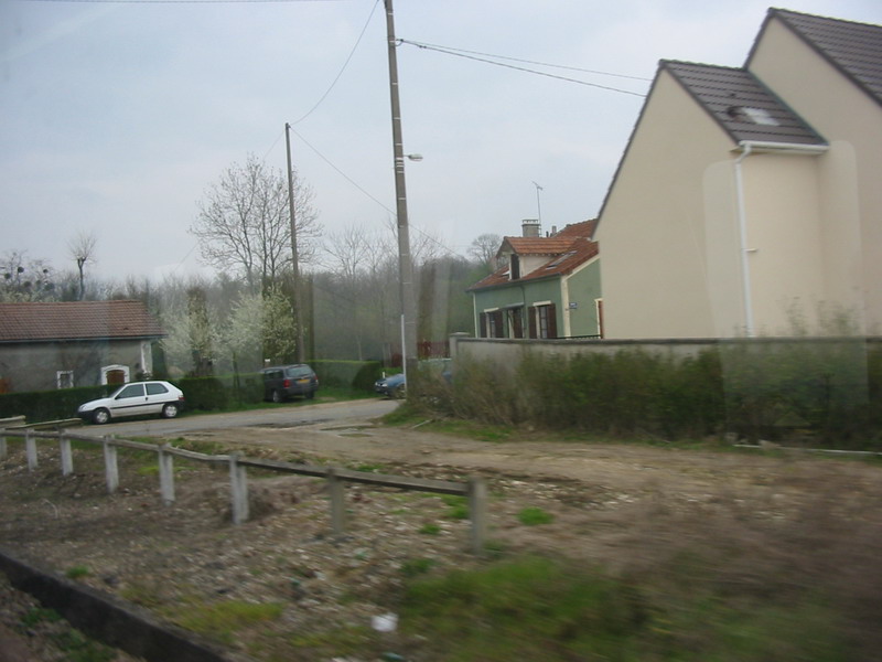 A gauche, le BV et le quai de la halte de Dammartin - Tigeaux au 04 avril 2004