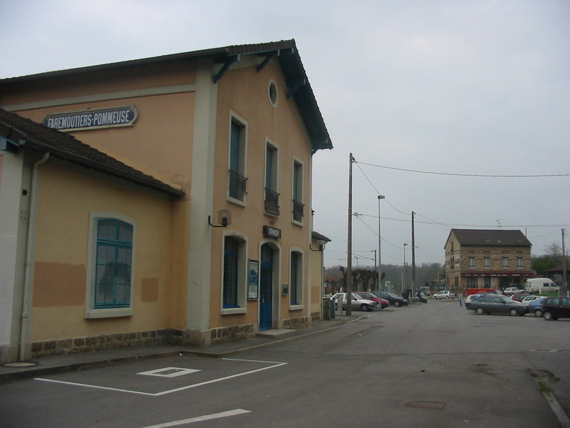 La gare de Faremoutiers vue vers Szanne au 09 avril 2004