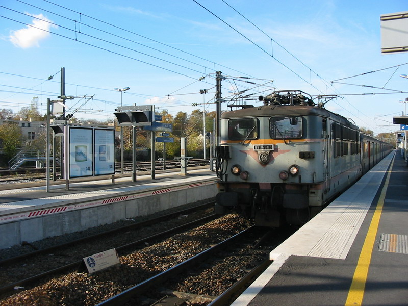 Train pour Coulommiers tir par la BB 16588 en gare de Gretz-Armainvilliers au 19 novembre 2004