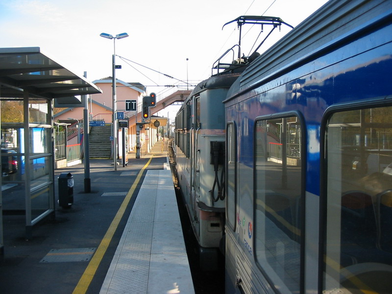 Train pour Coulommiers prs au dpart en gare de Gretz-Armainvilliers au 19 novembre 2004