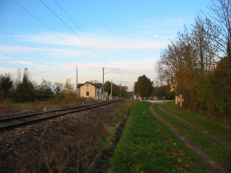 Le PN 16 et la halte de La Houssaye - Crvecoeur vue vers Szanne au 19 novembre 2004