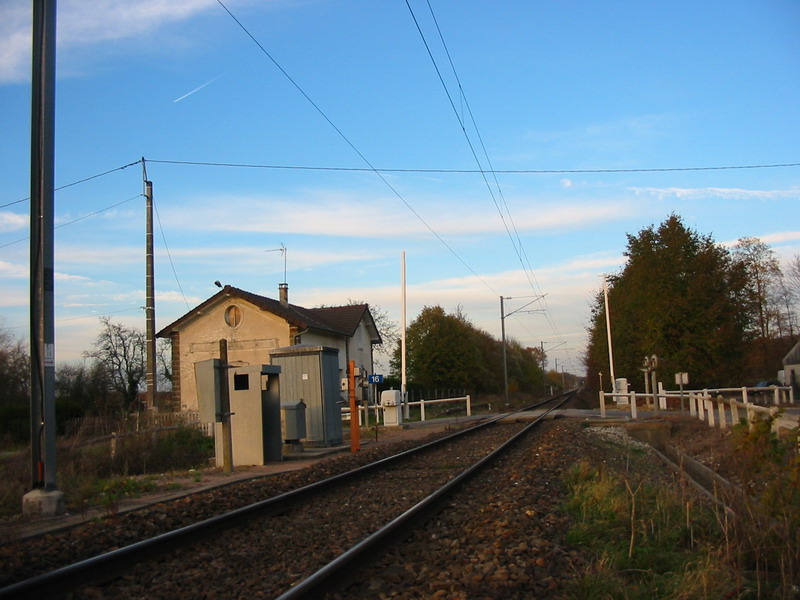 Le PN 16 et la halte de La Houssaye - Crvecoeur vue vers Szanne au 19 novembre 2004