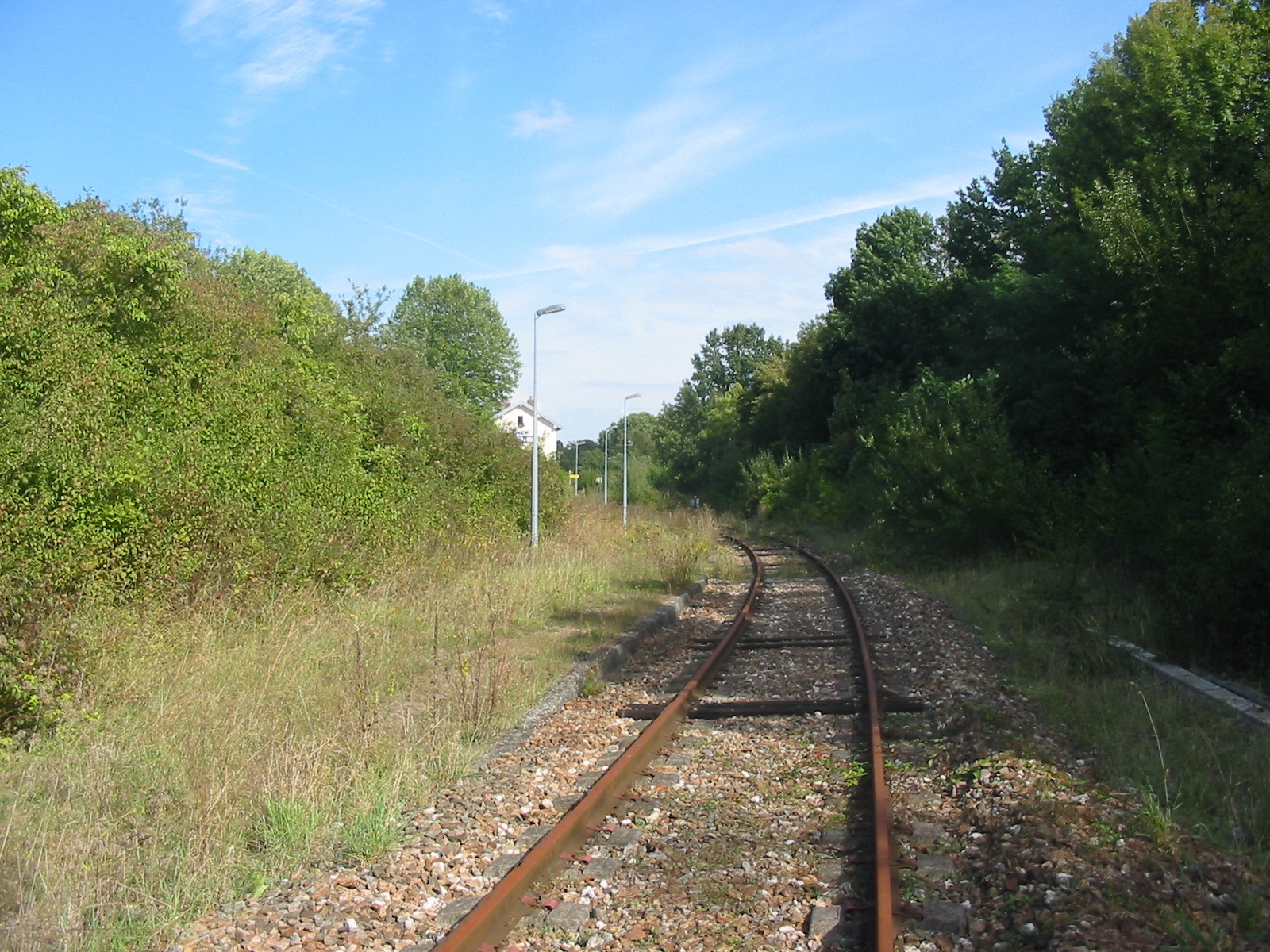 Arrivée en gare de Jouy sur Morin - Le Marais vue vers Sézanne au 15 septembre 2004