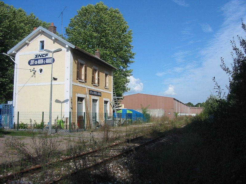 Gare intrieure de Jouy sur Morin - Le Marais vue vers Szanne au 15 septembre 2004