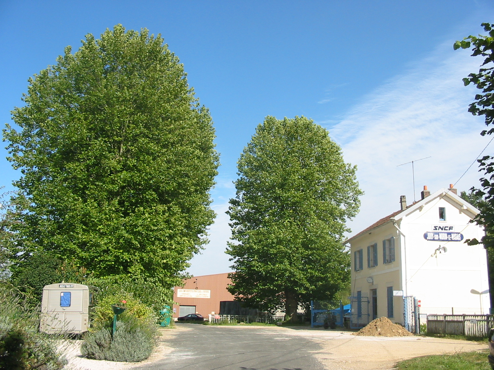 Vue large sur l'entrée du BV de Jouy sur Morin - Le Marais au 15 septembre 2004