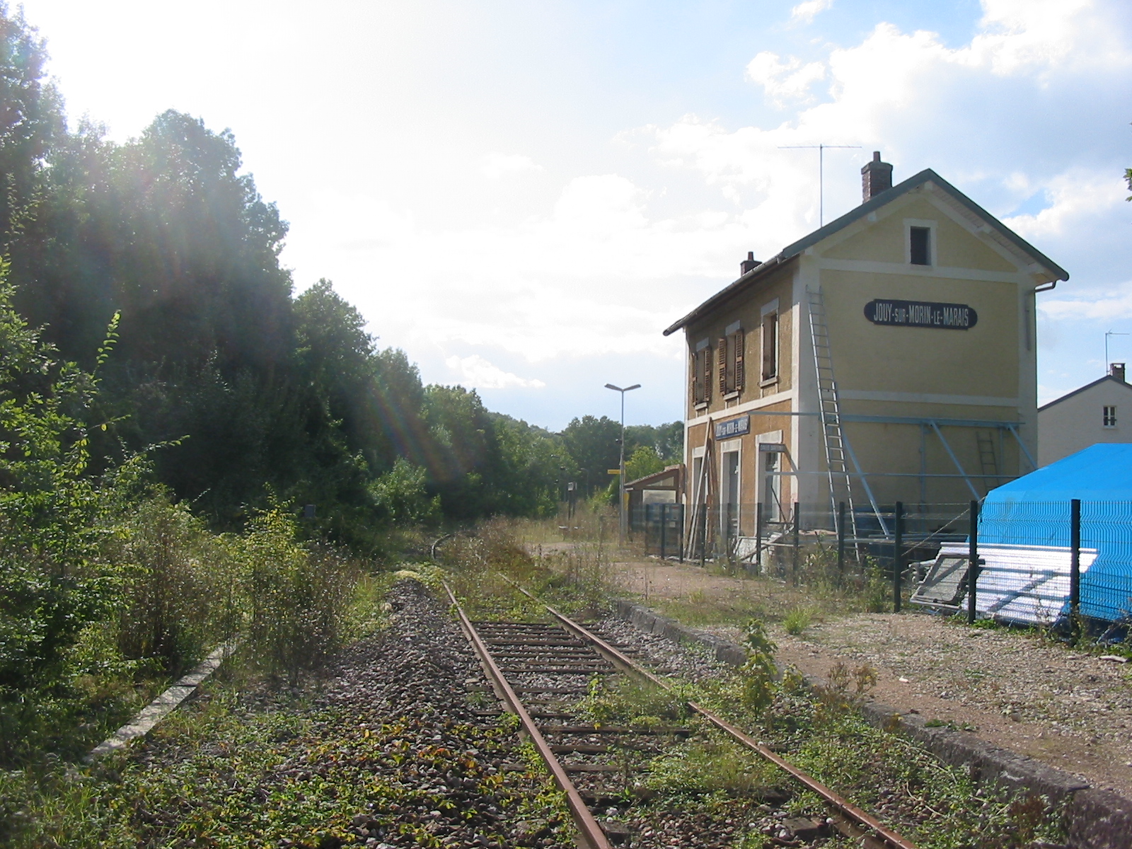 Gare intérieure de Jouy sur Morin - Le Marais vue vers Gretz au 15 septembre 2004