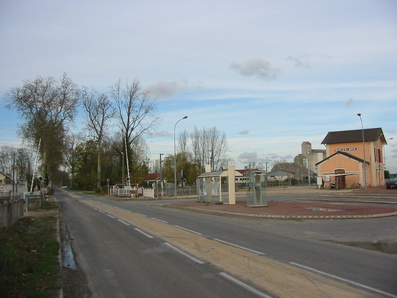 Vue vers le Nord du PN 12 et de la gare de Marles en Brie au 19 novembre 2004