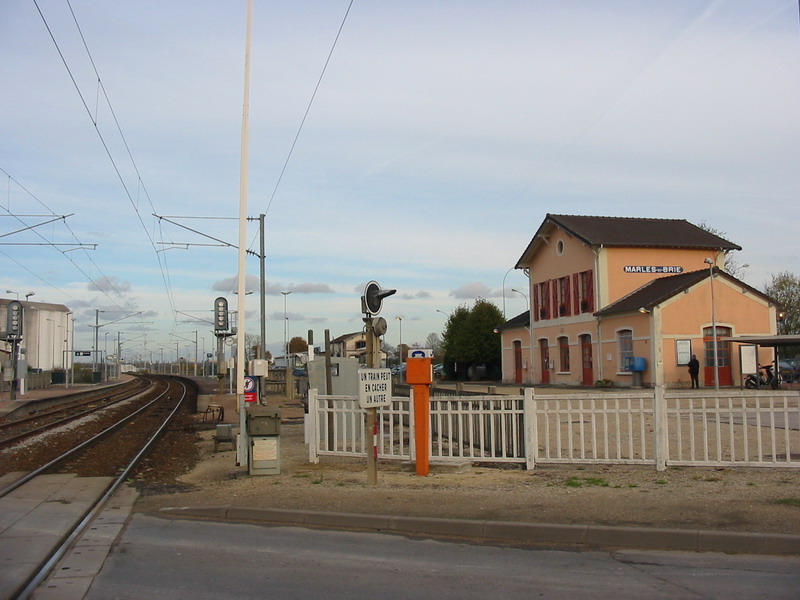 Vue vers Szanne du PN 12 et de la gare de Marles en Brie au 19 novembre 2004