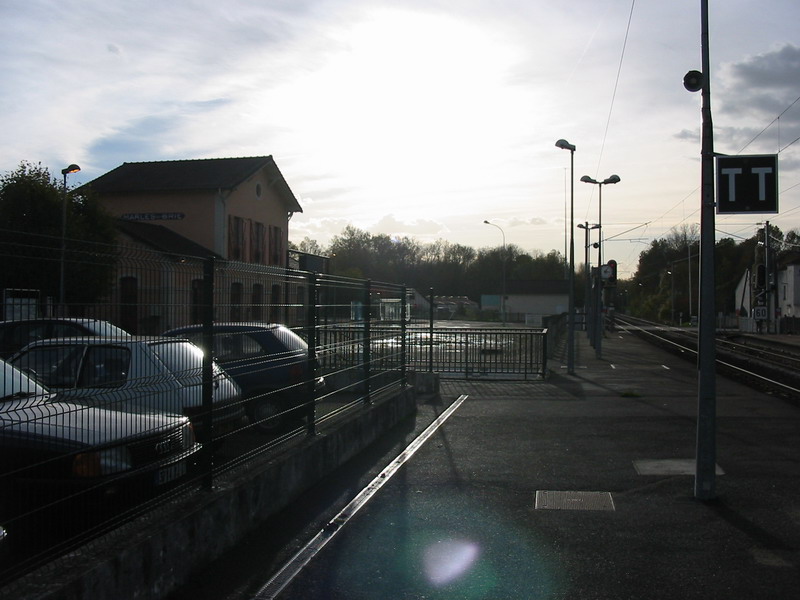 Gare intrieure de Marles en Brie vue vers Verneuil l'Etang (Voies et quais dposs  gauche) et Gretz au 19 novembre 2004