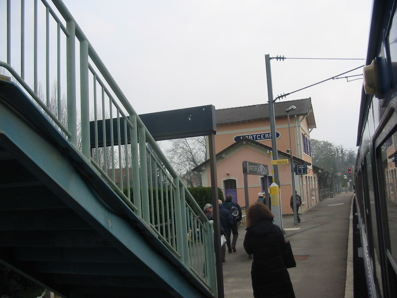 Gare intrieure de Mortcerf vue vers Gretz avec le train pour Coulommiers au 09 avril 2004