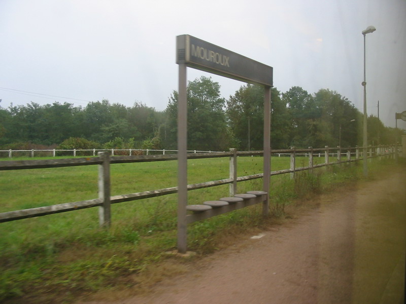 La gare de Mouroux qui n'a plus son Btiment Voyageurs vue vers Szanne au 10 octobre 2004