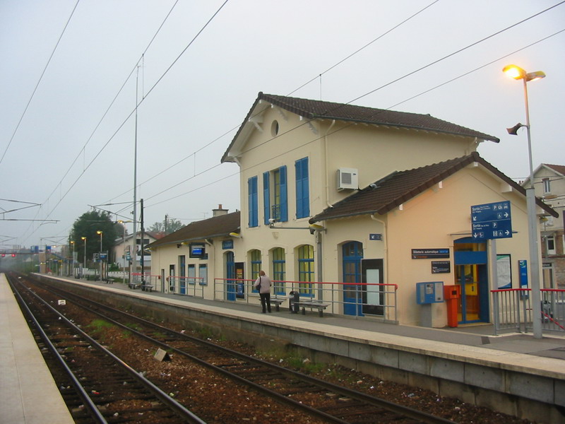 Gare intrieure de Tournan en Brie vue vers Gretz au 11 octobre 2004