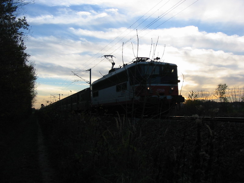 Prs du PN 18, la BB 17059 tirant une rame pour Coulommiers au 19 novembre 2004